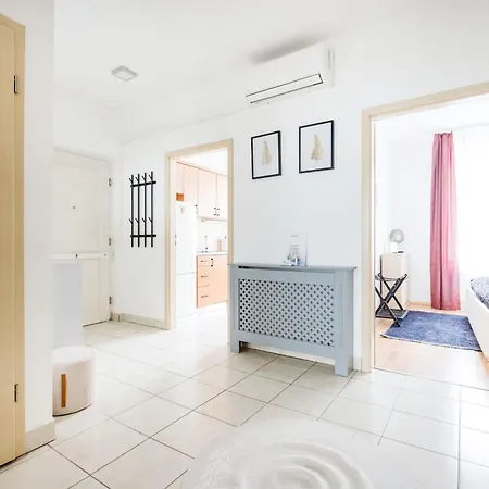 Apartamento Modern Two-bedroom With Free Parking