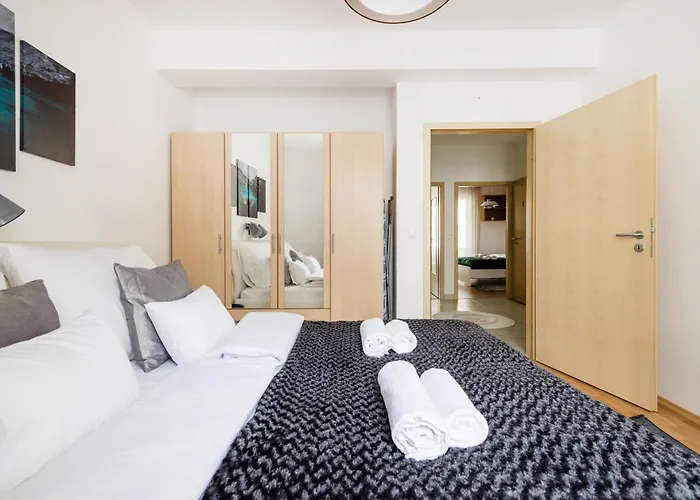 Modern Two-bedroom With Free Parking *