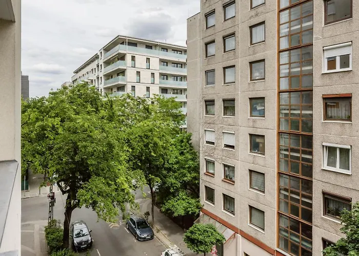 Modern Two-bedroom With Free Parking *