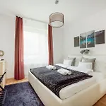 Modern Two-bedroom With Free Parking דירה