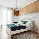Modern Two-bedroom With Free Parking דירה *