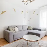 Modern Two-bedroom With Free Parking דירה