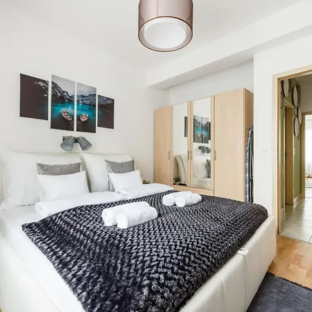 Modern Two-bedroom With Free Parking Apartament