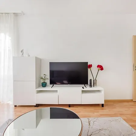 Modern Two-bedroom With Free Parking