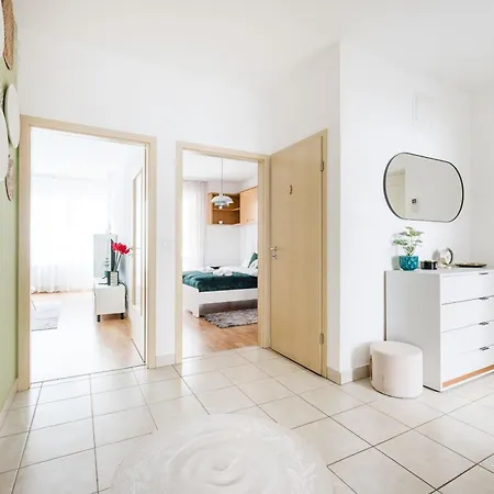Modern Two-bedroom With Free Parking