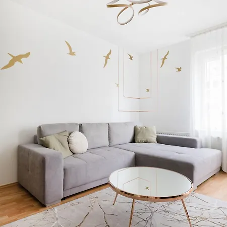 Modern Two-bedroom With Free Parking Apartament