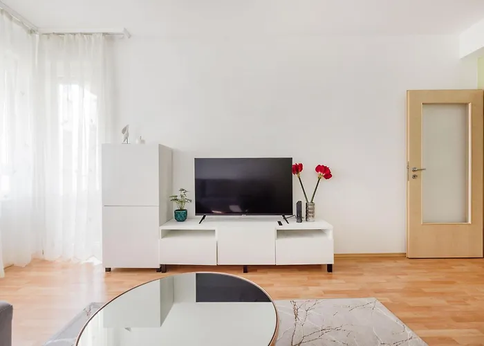 Modern Two-bedroom With Free Parking
