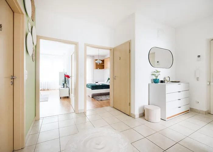 Modern Two-bedroom With Free Parking