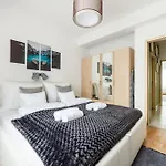 Modern Two-bedroom With Free Parking شقة