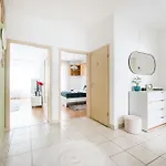 Modern Two-bedroom With Free Parking